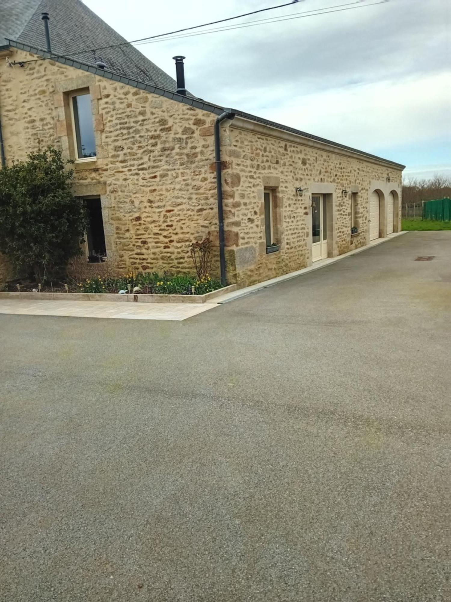 Bed and Breakfast Domaine De Kerbillec Theix Exterior foto